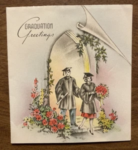 Tarjeta de felicitación de graduación vintage de los años 40 hombre y mujer en gorra y vestido P4b - Imagen 1 de 16