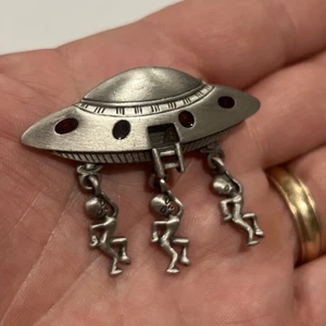 Broche prendedor vintage platillo volador OVNI nave espacial extraterrestre colgante JJ JONETTE raro - Imagen 1 de 2