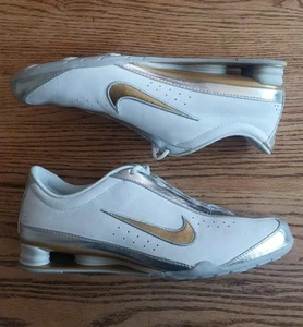 Scarpe da corsa Nike Shox The Rival 2005 Sprint Spike bianco oro da uomo taglia 8,5 usate in ottime condizioni - Foto 1 di 11