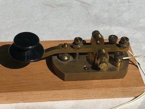Vintage Menominee Signal Electric Brass Telegraph Key - Untested - Wood base - Picture 1 of 10