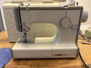 Macchina da cucire Sears Kenmore 158.10400 vintage anni 70 con custodia rosa - Foto 1 di 14
