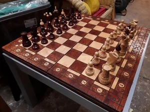 Schönes Schachbrett Aus Holz, Mit Handgeschnitzten Figuren  - Bild 1 von 5