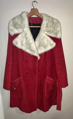 Abrigo rojo de colección para mujer con cuello de piel de fax hecho en unión con cinturón 38" pecho Foto 1 de 4