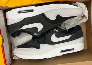 NUEVO Para hombres Nike Air Max 1 Essential Talla 14 AGOTADO Nuevo en Caja Gris/Negro/Blanco - Imagen 1 de 8