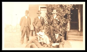 RPPC Hombres Trajes y Sombreros Exterior Grupo por Casa AZO Parte Trasera Dividida Foto Postal - Imagen 1 de 2