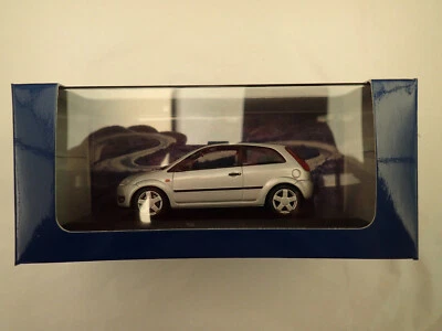 Ford Fiesta 2002 MK5 3 puertas plateado intacto modelo 403 081124 1:43 concesionario Ford Foto 1 de 4