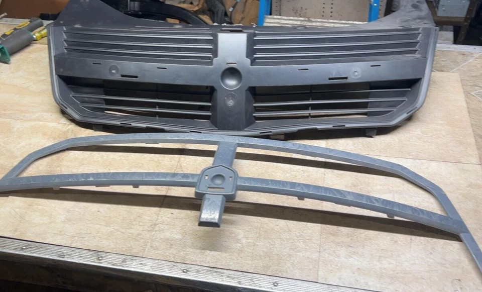 Dodge Avenger 2008-2010 parrilla delantera con montaje de moldura nuevo Mopar (stock antiguo) OEM Foto 1 de 4