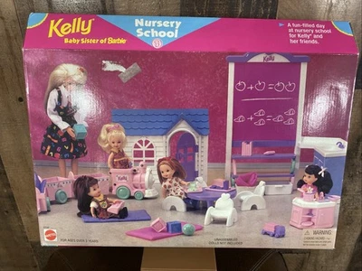 Mattel 1996 Kelly Bebé Hermana de Barbie Guardería Escuela Juguete Set 67535 De Colección Nuevo Foto 1 de 4