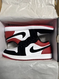 Taglia UK 8,5 - Nike Air Jordan 1 punta bassa bianca nera rosso varsity - prezzo consigliato £ 120! - Foto 1 di 24