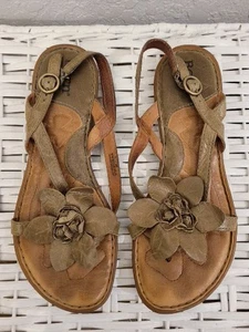 Born Parlor Olivgrüne Blumen Sandalen Damengröße 7M gebraucht - Bild 1 von 3