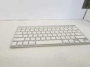 Teclado inalámbrico Apple A1314 - plateado y blanco - Imagen 1 de 5