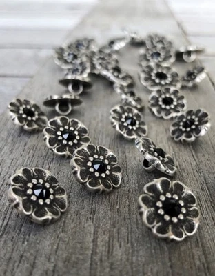 6 Stück altsilber Blüten Metall Knöpfe mit Glitzer schwarz 13mm oder 18mm - Bild 1 von 3
