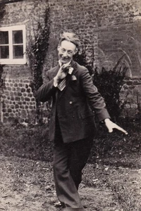 Schwarz-Weiß Foto 40er Jahre Mann tanzt im Garten altes Foto - Bild 1 von 1