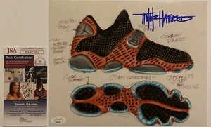 Foto firmada por Tinker Hatfield 8x10 Jordan 13 zapatos autografiados Nike JSA certificado de autenticidad - Imagen 1 de 3