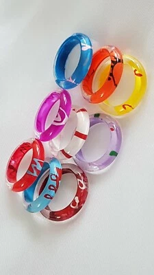 2 Vintage K 50mm LUCITE Resin Acrylic Mix Design Narrow Band Ring Colour Choice Foto 1 de 4