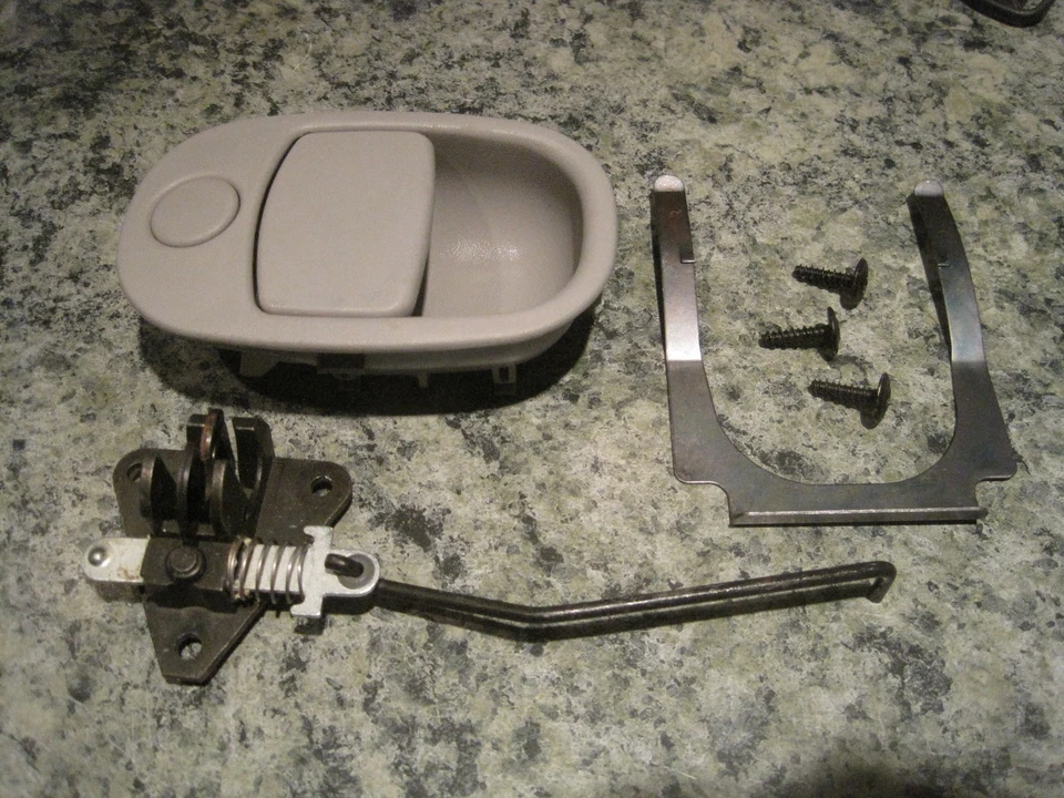 PESTILLO DE GUANTERA GRIS CLARO Chevrolet Equinox 2005-2009 Foto 1 de 1