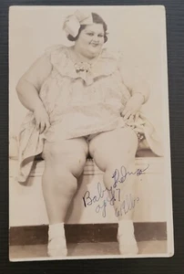 RPPC SIDESHOW Fat Lady LITTLE BABY THELMA EDAD 17 619 libras FIRMADO CIRCO MUERTO 37 - Imagen 1 de 2
