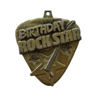 Chuck E Cheese Cumpleaños Estrella de Rock Guitarra Pick Medalla Premio Ficha De Colección Foto 1 de 2