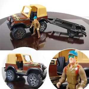 Jeep Buddy L de colección techo abierto con figura de conductor + remolque juguete marrón Hong Kong - Imagen 1 de 16