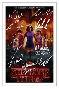 STRANGER THINGS Cast Multi Signed Autograph Photo Print Gift Season 1 2 3 4  - Foto 1 di 1