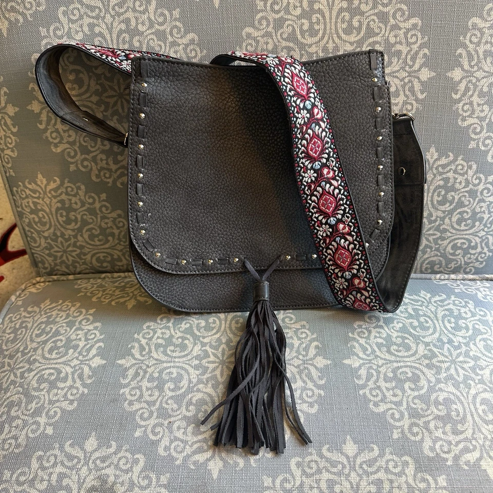 Steve Madden Gris Oscuro Sillín Bandolera Borla Cartera Patrón Correa de Guitarra Foto 1 de 4