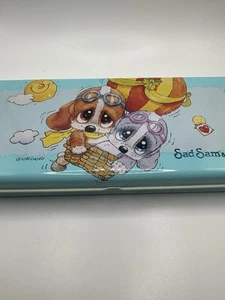 Estuche de lápices de hojalata vintage Flomo años 80 Sad Sam & Honey Blue NUEVO DE STOCK NUEVO - Imagen 1 de 6
