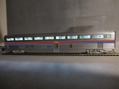 HO Amtrak Passenger Coach Walthers Lighted Kadees Budd Hi Level - Image 1 of 4