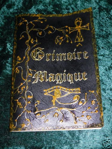 GRIMOIRE LIVRE DES OMBRES FAIT MAIN ESOTERISME MAGIE couverture noire