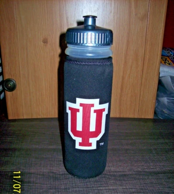 Botella de agua de plástico exprimible de 22 oz de Indiana University con funda de neopreno Foto 1 de 4