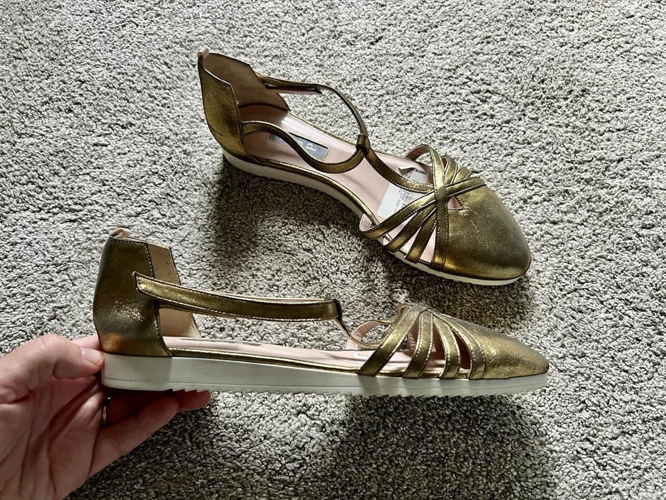 Sarah Jessica Parker SJP Meteor Talla 39 Correa en T Plana Metálica Cuero Dorado Foto 1 de 4