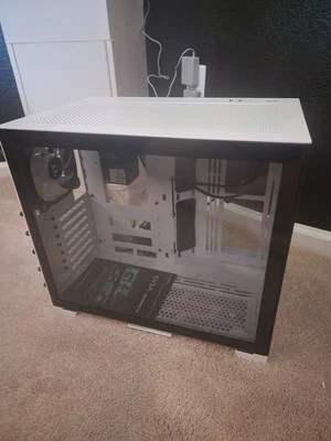 Lian Li O11 Dynamic Mini en blanco con fuente de alimentación EVGA Foto 1 de 4