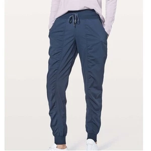 Jogger Lululemon Dance Studio True Navy Talla 6 Usado en Excelente Condición Estilo W5BF6S Athleisure - Imagen 1 de 14