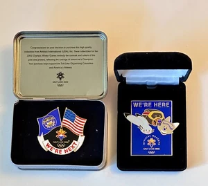SLC Olympic Pins 2002 Mascota Estamos Aquí y Dos Banderas Somos Siguiente - Imagen 1 de 2