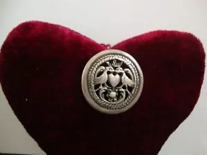 Antica spilla in argento 800 firmata gioielliere due uccellini dell'amore e cuore rilievo repousse - Foto 1 di 13