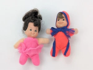 Vintage 1978 Lot von 2 - Schuhkarton Baby Bohnen kleine Puppe 3" orange und blau - Mattel - Bild 1 von 4