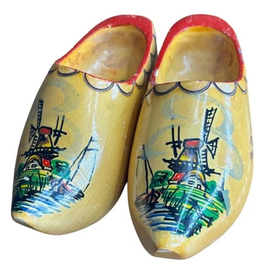 Zuecos de madera amarillos holandeses escena molino de viento pintados a mano zapatos de recuerdo Foto 1 de 4