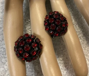 Atemberaubende Vintage signierte WARNER runde Kuppel rote Strass Clip-On Ohrringe - Bild 1 von 10
