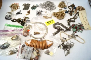 LARGE LOT Necklaces VTG Antique Junk Drawer Jewelry Box Reseller Listing F133 - Picture 1 of 9