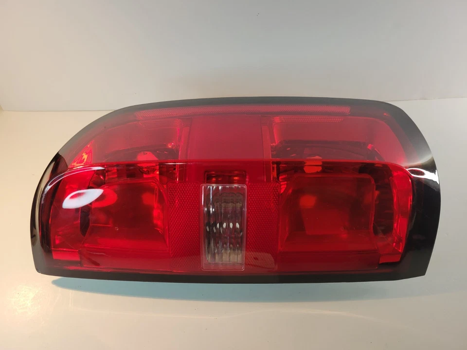Luz trasera Chevrolet Colorado 2015-2022 lado derecho del pasajero OEM W1287 Foto 1 de 4