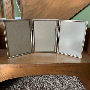 VTG Tri-Fold 3 Picture Frame Ornate Gold Tone Hinged Metal Triple 5 X 7 Photos - Picture 1 of 6