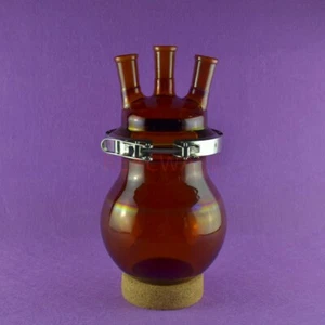 Laborbrauner Drei-Hals-Reaktionskolben aus Glas - Bild 1 von 3