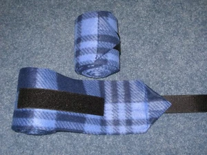 NEU 2er Set blau/schwarz karierte Pferd Polo Halstücher (Pferd/Pony Beinbandagen) - Bild 1 von 1