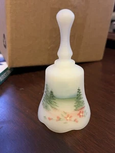 Fenton mini campanella in raso bianco dipinta a mano scena di Natale di D Cutshaw - Foto 1 di 4