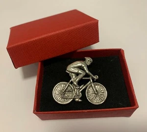 BROCHE INSIGNIA DE PIN DE PELTRE PLATEADO CARRERAS DE CICLISMO SOLAPA CAJA DE REGALO CUMPLEAÑOS NAVIDAD - Imagen 1 de 4