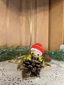 Vintage Elfe Handarbeit Tannenzapfen Weihnachtsschmuck rote Mütze - Bild 1 von 4