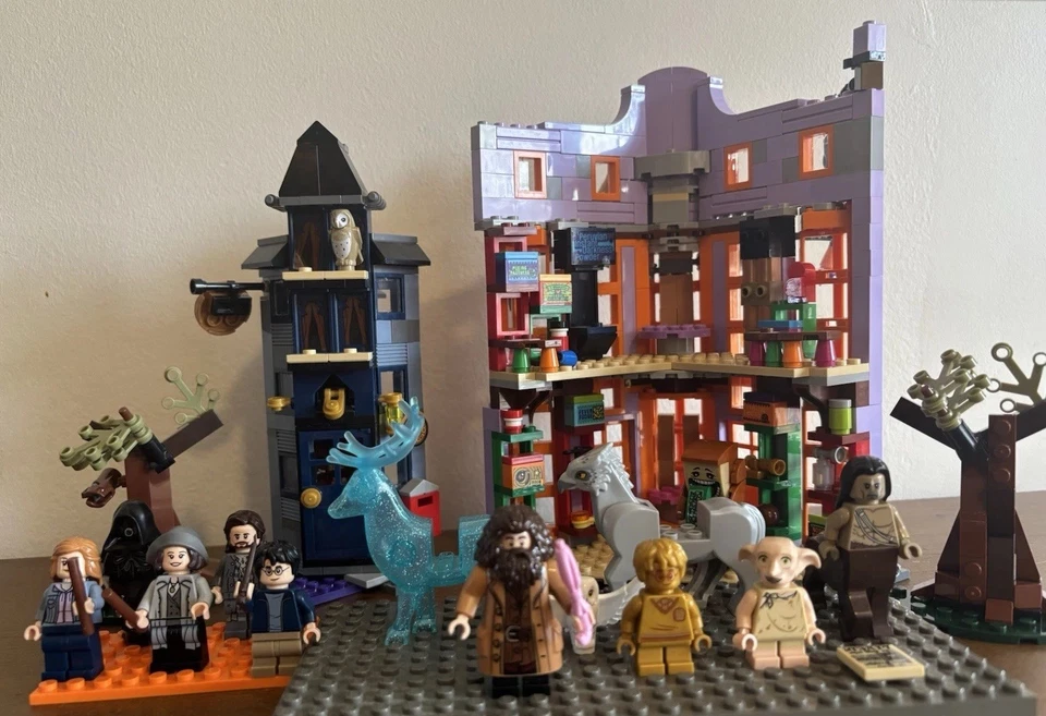 Lote LEGO Harry Potter. Incluye 9 minifiguras y Diagon Alley Weasleys’ Shop Foto 1 de 4