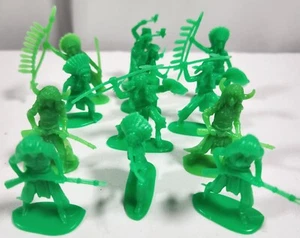12 Pc Lot Vtg Airfix Green Indians Plastic Toy Soldiers 2" - Picture 1 of 5