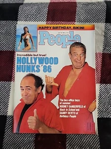 People Magazine July 28 1986 Hollywood Hunks' 86 Dangerfield and DeVito Bikini - Picture 1 of 22