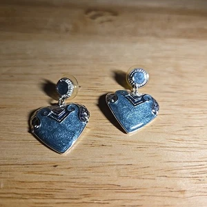 Pendientes colgantes vintage Edgar Berebi tono plateado esmalte azul corazón 1 3/8" - Imagen 1 de 6