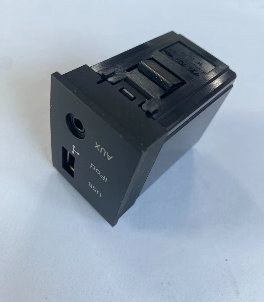 Conector adaptador puerto auxiliar USB iPod 961143J000 fabricante de equipos originales para Hyundai Veracruz 2007-2012 Foto 1 de 4